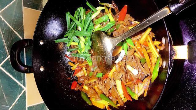 倒入猪肝一起翻炒，再加入大蒜叶