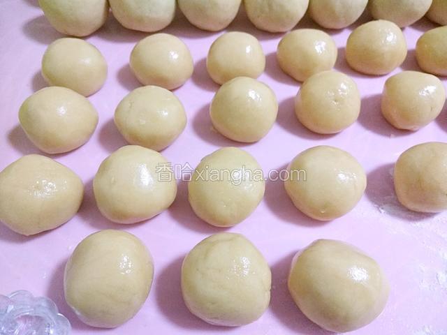 把冰箱冷藏的月饼皮取出，总重量平均分成23份，搓成圆形（我这个有38克一个）