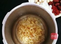 雪耳莲子羹的做法图解3