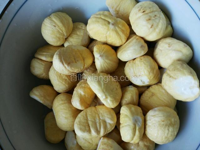 栗子剥壳洗干净，煮熟