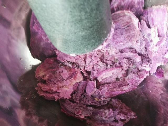 紫薯皮剥掉，放石臼里打成泥，放不锈钢盆里，加点炒熟的糯米粉，揉匀，如果太干放一点点烫的开水，捏25克一个园子，捏好