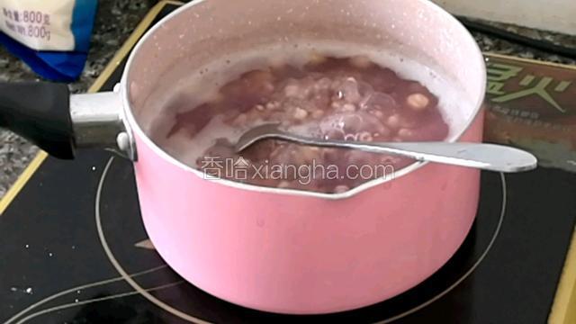 继续煮至熟透，放入蜂蜜