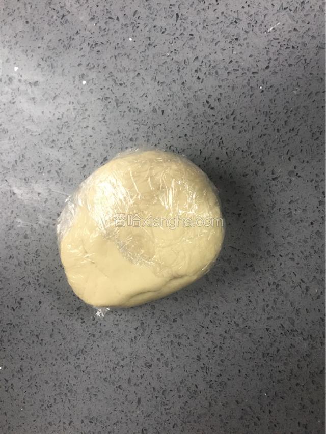 用保鲜膜包好放一边静置30分钟，