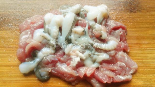 肉丁和八爪鱼一起剁碎。不用剁成泥有点颗粒状就好