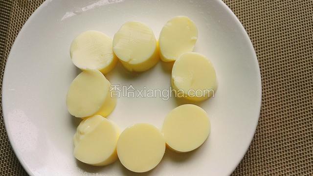 鸡蛋豆腐剪开切8片