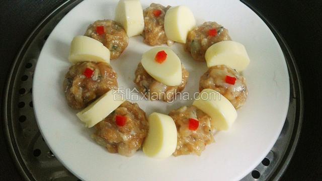锅里加水，点缀上红彩椒，放入盆子蒸10分钟