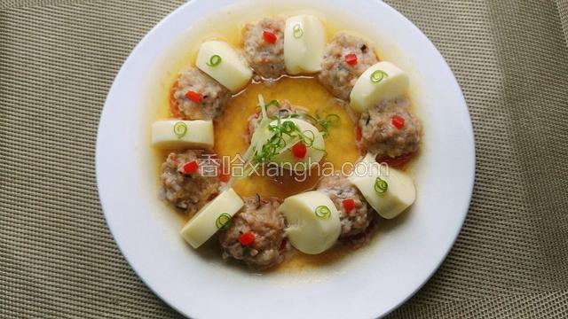 出锅撒上葱姜丝，一道美味的海鲜蒸菜。汤汁拌饭也是一级棒！