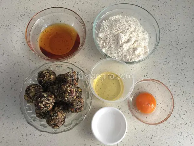 所需食材称重备用。
