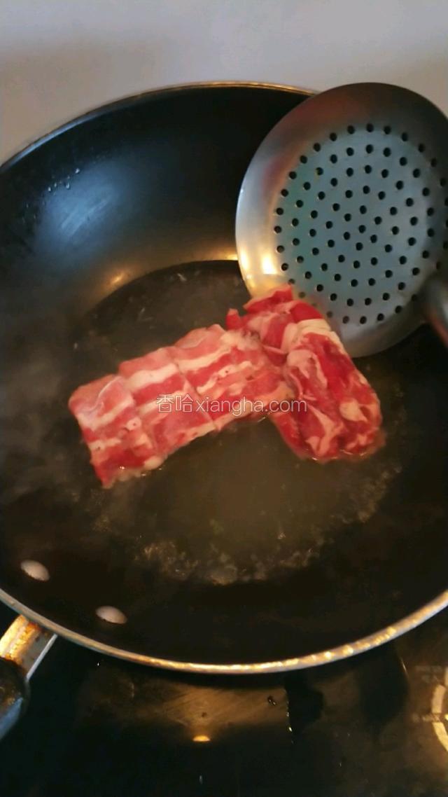 取出胡萝卜西兰花，下肥牛片。