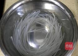 排骨酸菜炖粉条的做法图解5