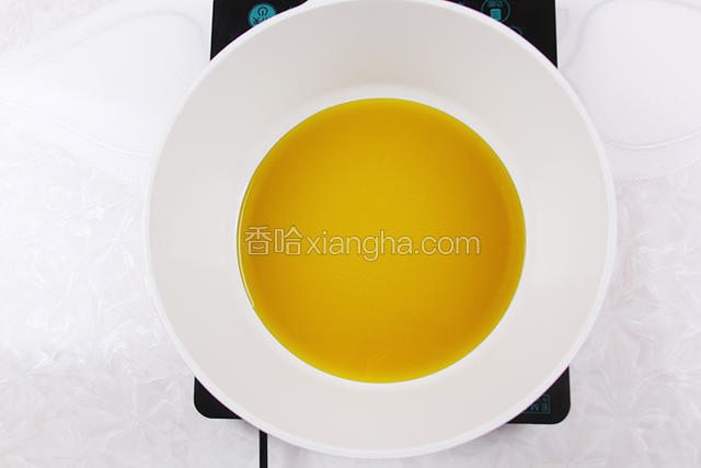 锅内倒油，大火烧热