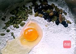 黑蝶杂粮果仁吐司(黑加仑蝶豆花杂粮果仁吐司)的做法图解2