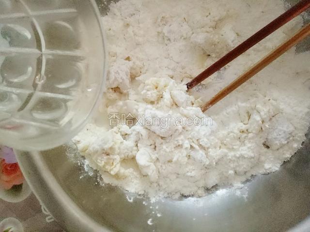 配方可做18个蛋黄酥。水油皮材料除开水外全部混合，开水分3次倒入搅拌均匀。