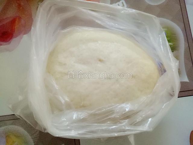 揉成光滑的面团即可，无需出膜。然后放入保鲜袋扎紧，松弛20分钟。