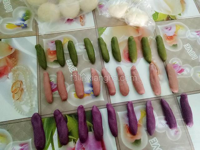 水油皮分成9等份，放入保鲜袋中(保鲜袋防风干效果好)，油酥的每个颜色平均分成9等份，搓成长度约6cm的条状。