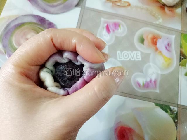 切面朝外，包入一个馅料，用虎口位置收口。