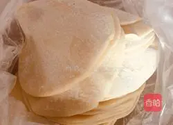 Illustration of how to make celery and carrot meat dumplings 11