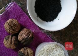 黑芝麻核桃粥的做法图解1
