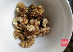 黑芝麻核桃粥的做法图解2
