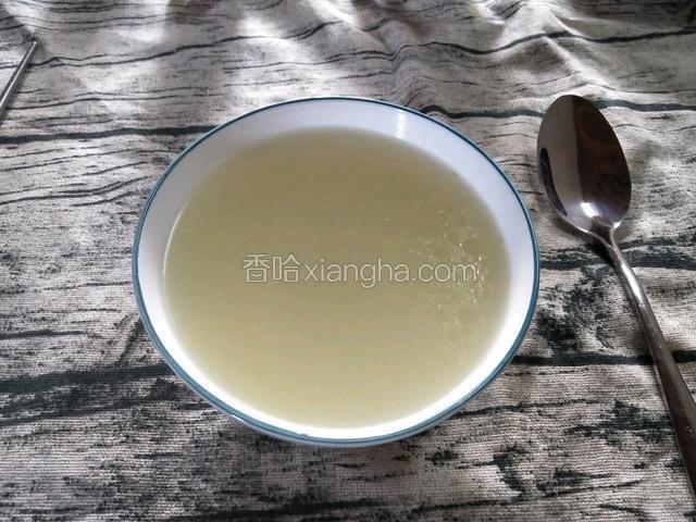 这是煲好的汤，我没有加盐，喝起来很清甜