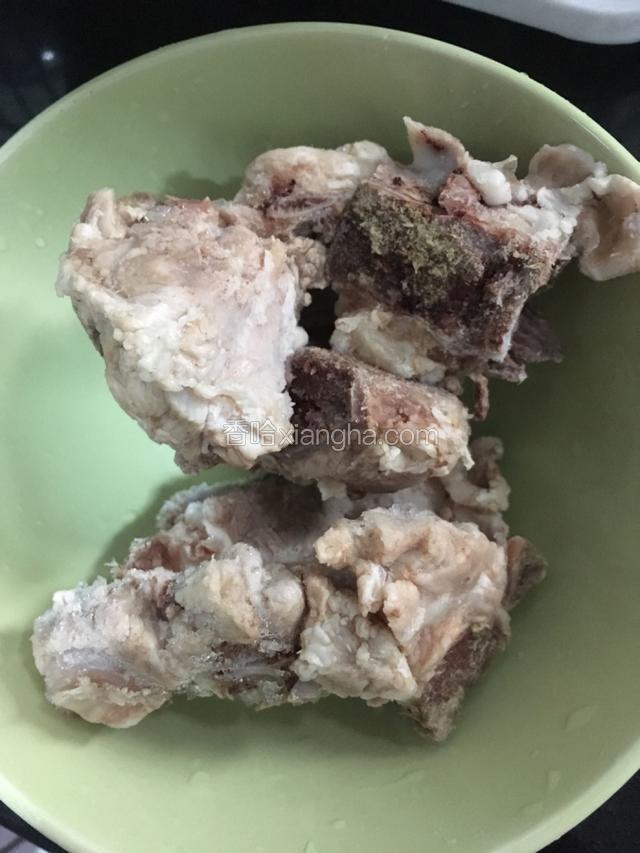 准备好猪骨头，这是我之前焯过水放在冰箱里，拿出来解冻。