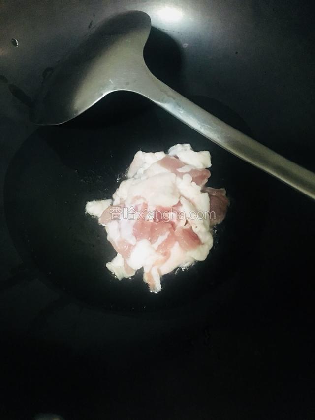 放入五花肉煸炒