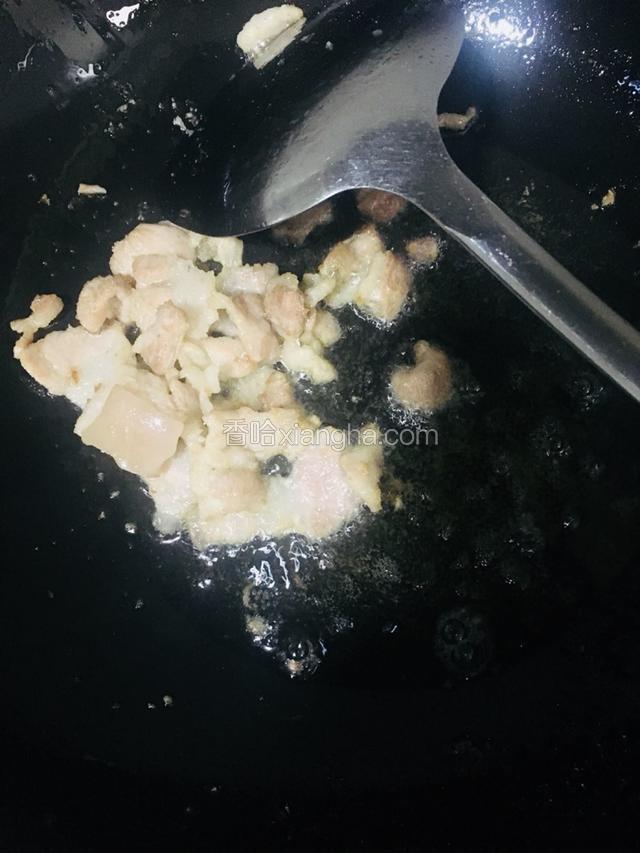 煸炒至五花肉变色出油