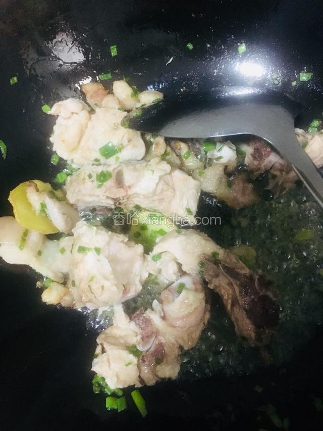 再放入猪骨头继续翻炒
