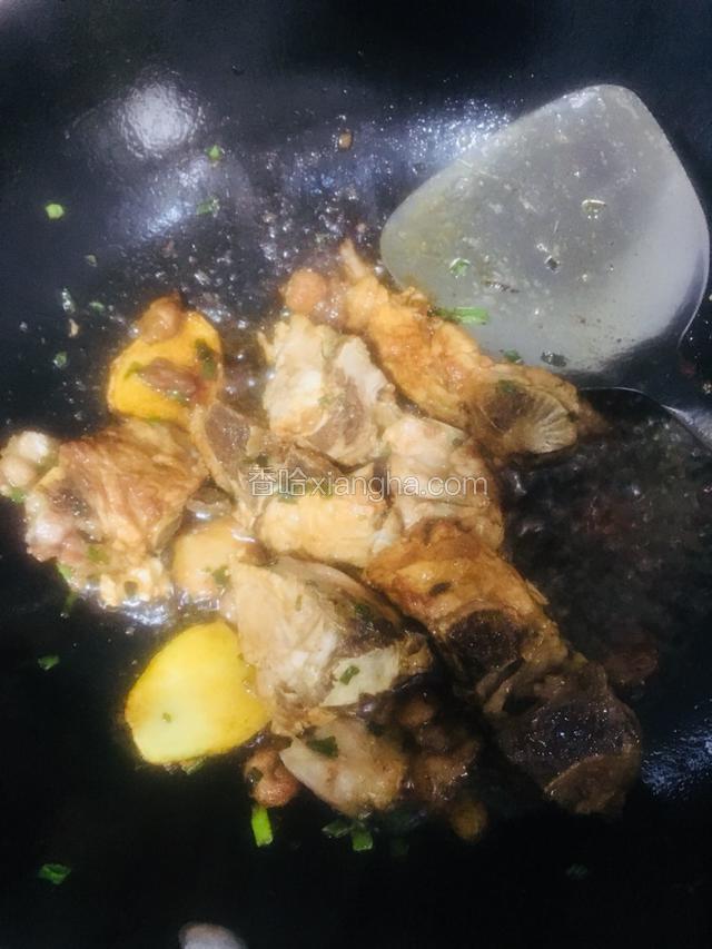 加入生抽和老抽翻炒至均匀上色。