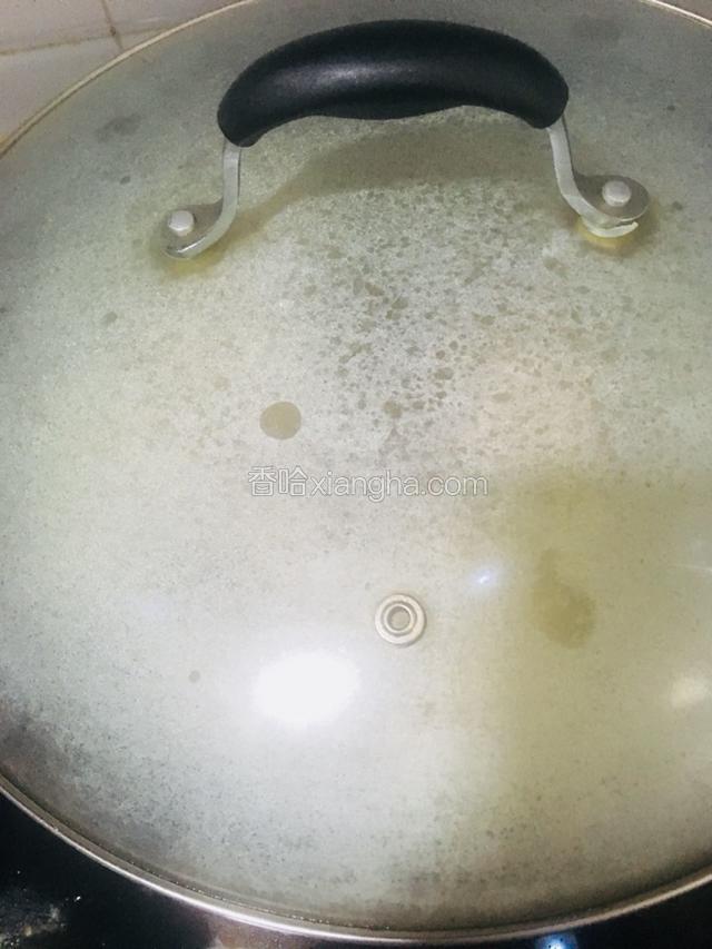 盖上锅盖转中火继续炖煮