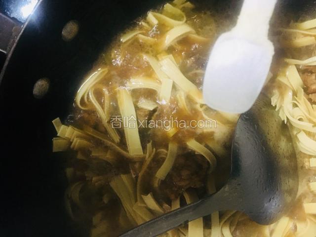 炖煮至骨头熟了，放入适量的盐调味，转大火收汁即可出锅。