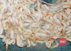 红萝卜丝炒河虾的做法图解2