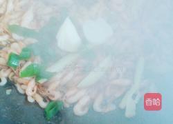 红萝卜丝炒河虾的做法图解3