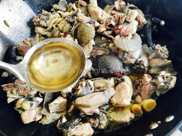 乌鸡炒至变色后放入料酒继续翻炒。