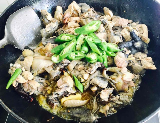 把乌鸡炒至断生后加入青椒。