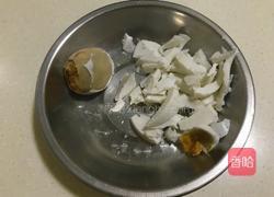咸蛋翡翠虾仁粥的做法图解2