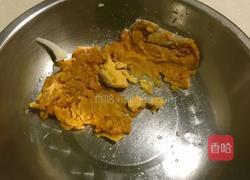 咸蛋翡翠虾仁粥的做法图解3