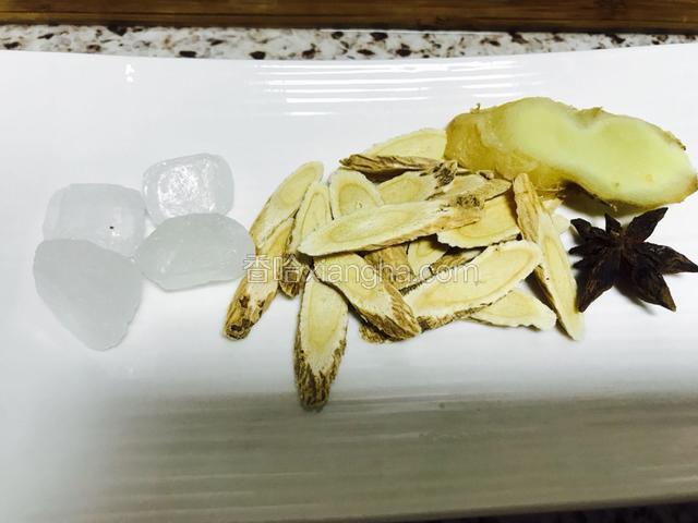 准备好冰糖，姜片，八角，黄芪片。