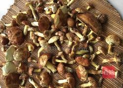 老咸菜炒鲜松蘑的做法图解2