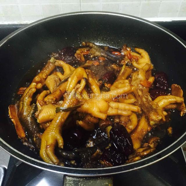 焖煮50分钟后，开盖，微微收汁，留一点汁。不要全部收干。
就可以熄火，装盘食用了。
