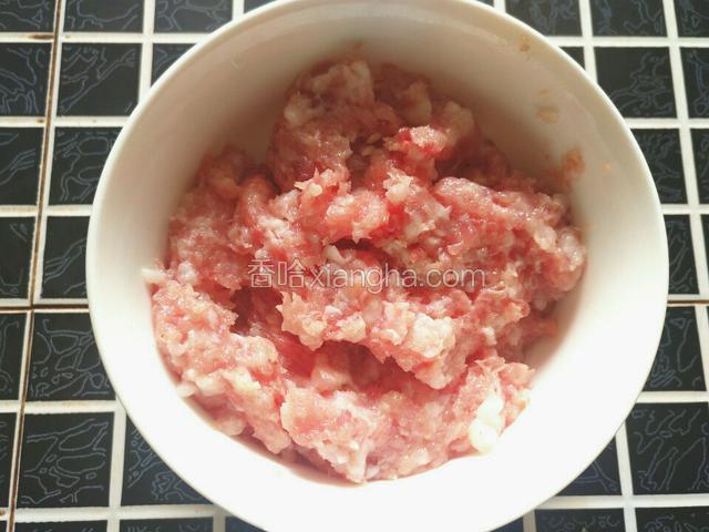 猪肉洗净，剁成肉末