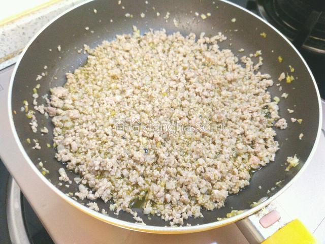 下肉末炒散，盛出备用