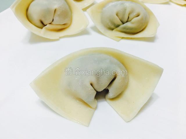 再两边往下收口，如图