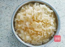 冰糖银耳莲子羹的做法图解1