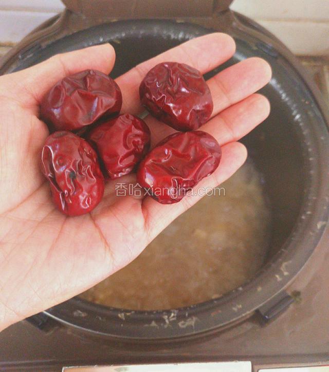 银耳煮至汤汁浓稠，加入红枣继续煮10分钟
