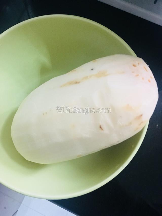 莲藕洗净去皮备用