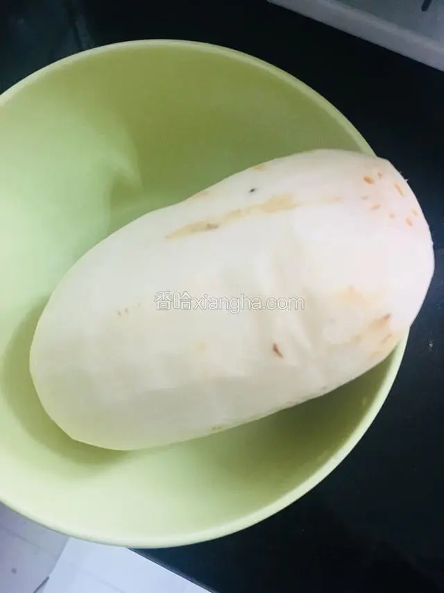 莲藕洗净去皮备用
