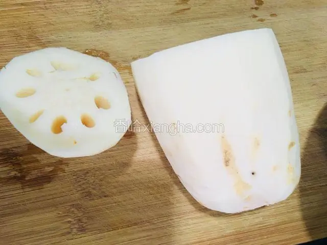 在莲藕的前端切一小段做盖子。