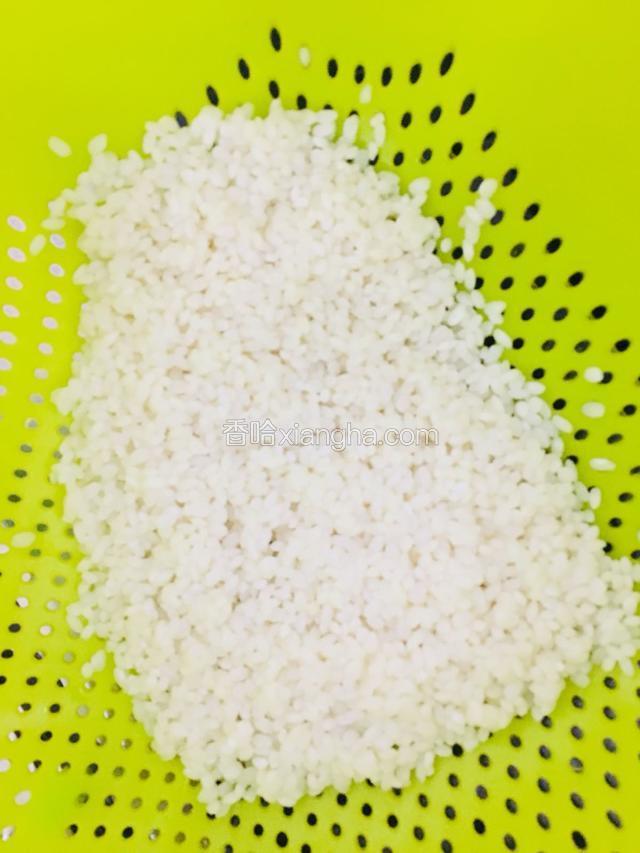 糯米倒入篮中控水备用