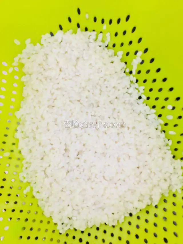 糯米倒入篮中控水备用